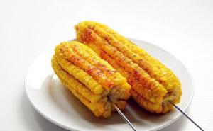 烤熟玉米图片
