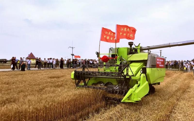 收割机收稻谷图片 第4张