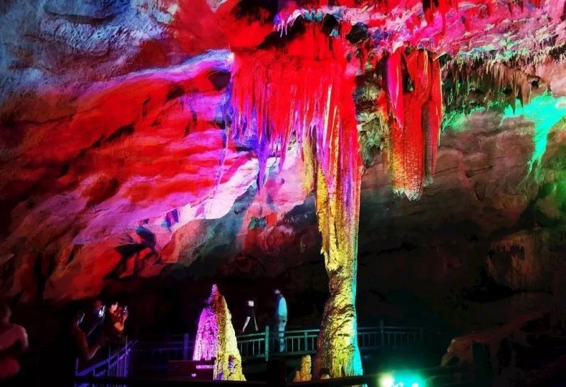 溶洞里钟乳石景观图片 第1张