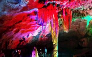 溶洞里钟乳石景观图片