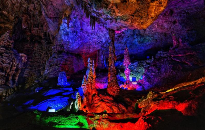 溶洞里钟乳石景观图片 第4张