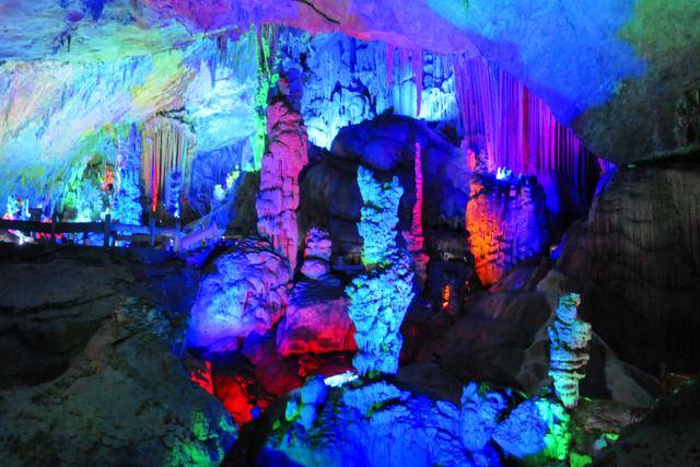 溶洞里钟乳石景观图片 第3张