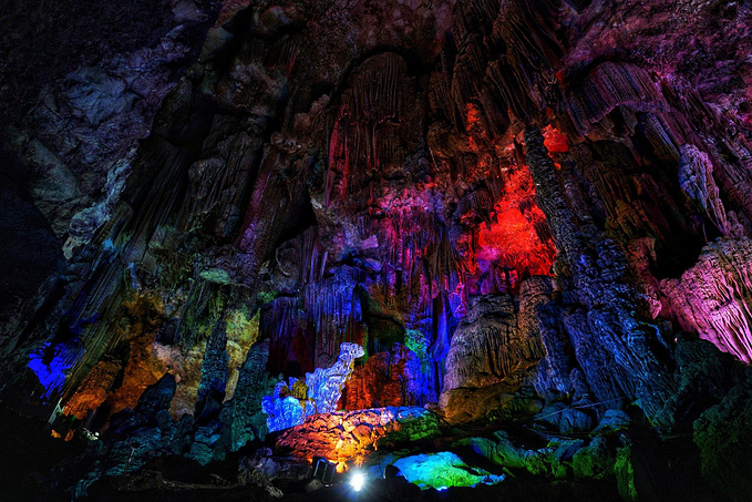 溶洞里钟乳石景观图片 第2张