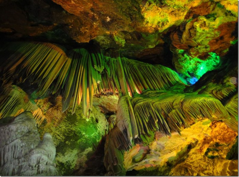 溶洞里钟乳石景观图片 第7张