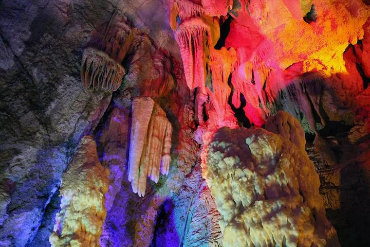 溶洞里钟乳石景观图片 第5张