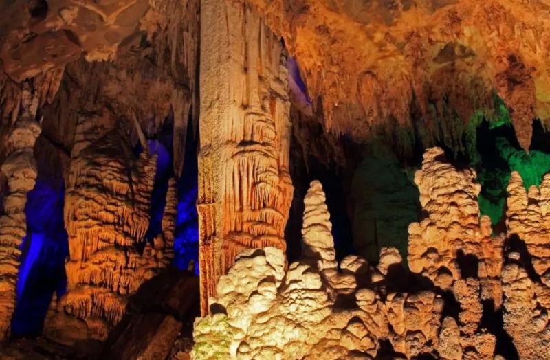 溶洞里钟乳石景观图片 第9张