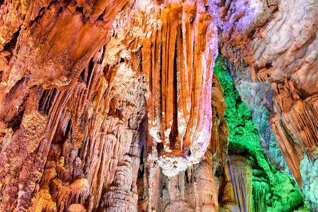 溶洞里钟乳石景观图片 第8张