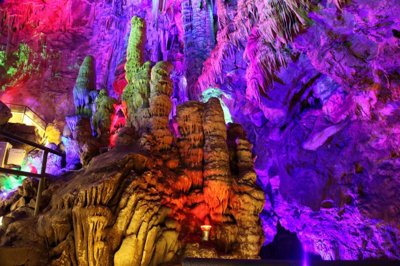 溶洞里钟乳石景观图片 第10张