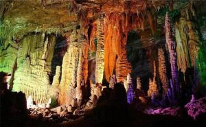 溶洞里钟乳石图片