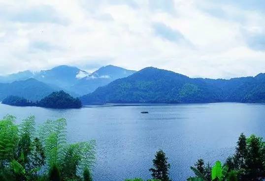 漂亮湖泊图片 第7张