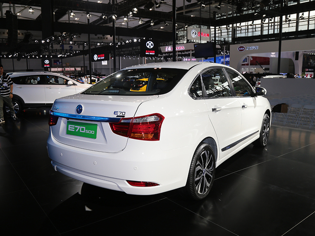 轿车风神E70图片 第12张